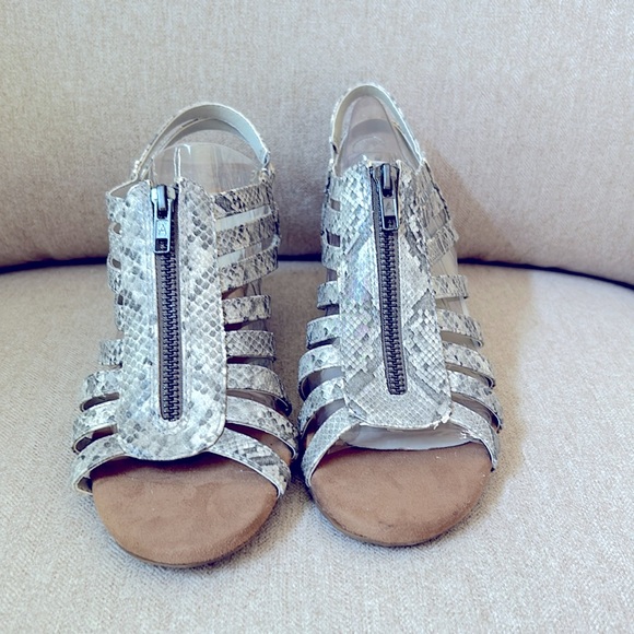 Aerosols HeelRest Sandals - Picture 1 of 8
